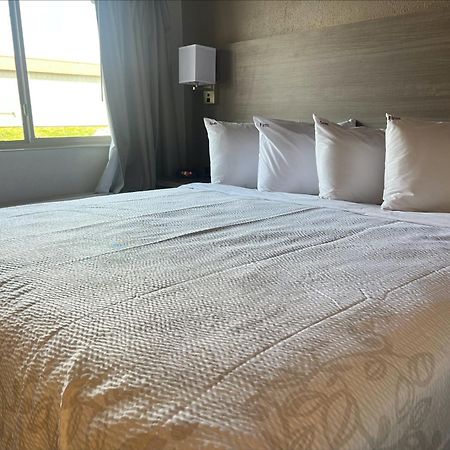 Red Roof Inn ブルボネ エクステリア 写真