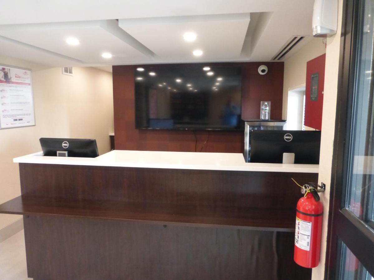 Red Roof Inn ブルボネ エクステリア 写真
