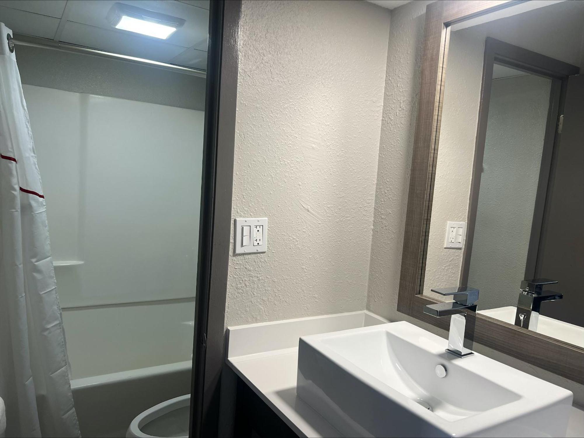 Red Roof Inn ブルボネ エクステリア 写真